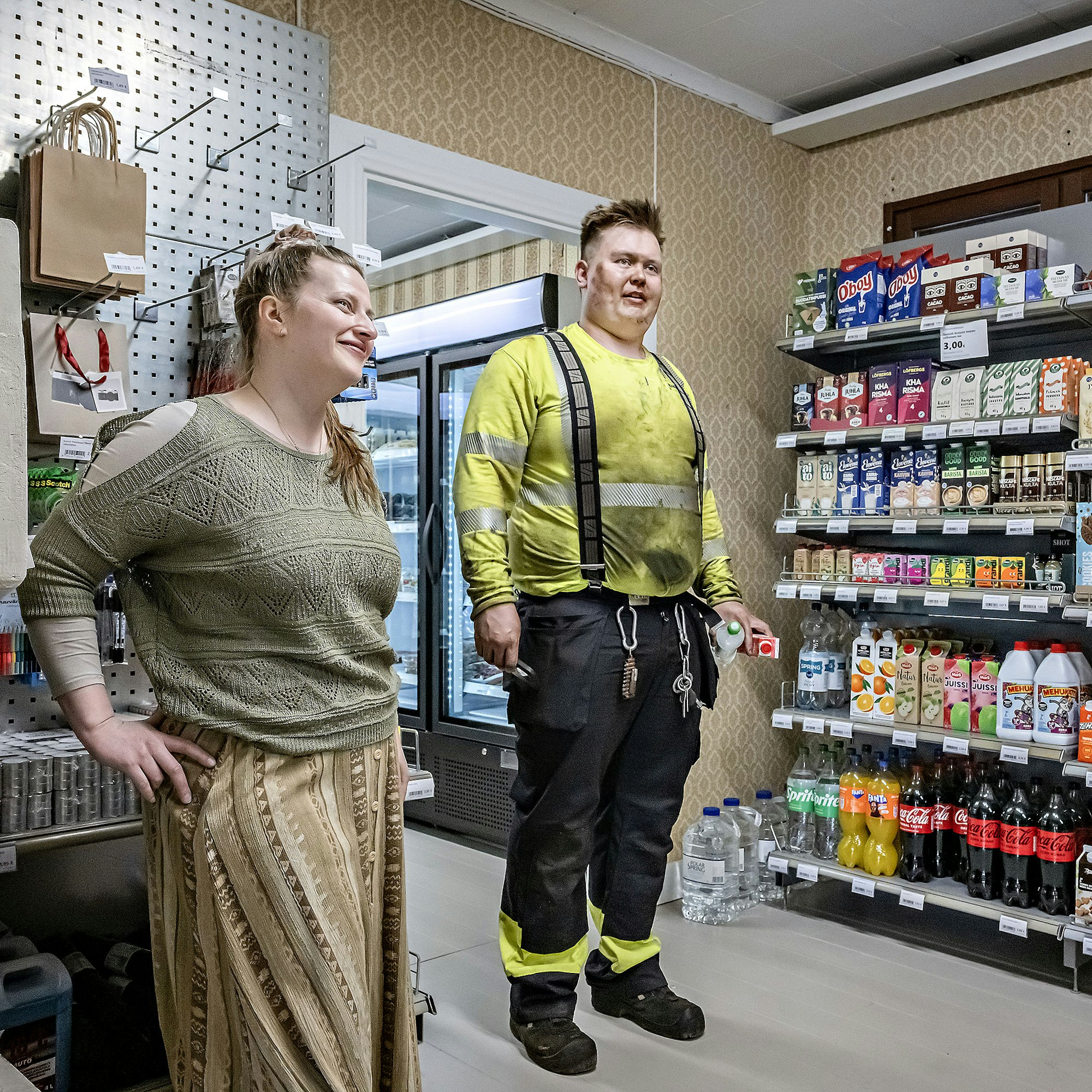 Osa-aikainen myymälänhoitaja Marika Varpula huolehtii, että hankkeessa mukana vaikuttanut Roni Siltakoski löytää virvokkeita Leppäsen kyläkaupasta.