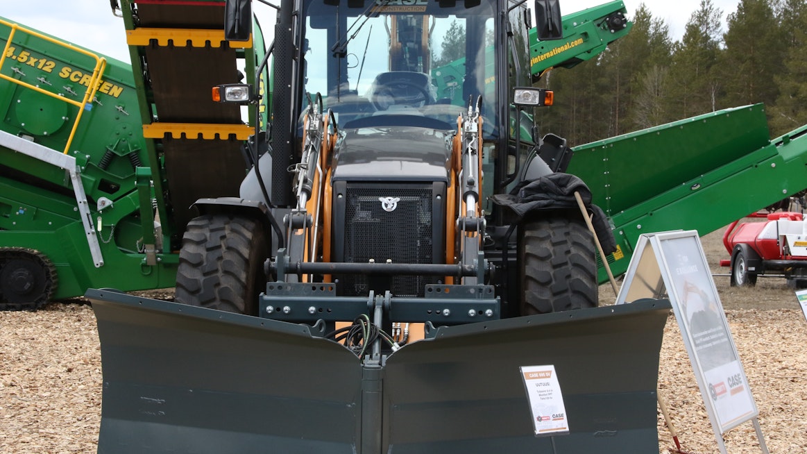 Casen uudessa 695SV traktorikaivurissa on uudistunut, avara ja ergonomialtaan parantunut ohjaamo. Se helpottaa erityisesti istuimen kääntöä taakse kaivuuasentoon.