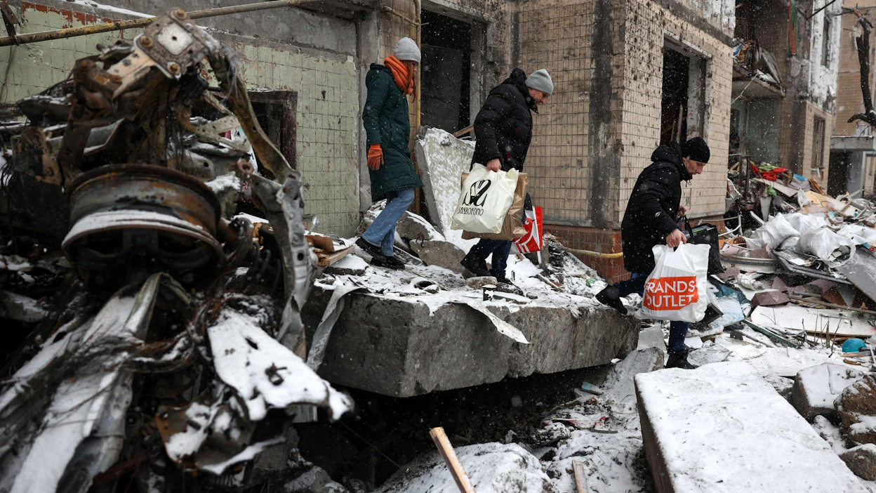 Venäjä teki vuodenvaihteessa Ukrainaan ohjus- ja lennokki-iskuja, jotka olivat laajimpia sitten sodan alkamisen vajaa kaksi vuotta sitten. Kuva on eiliseltä Kiovasta. LEHTIKUVA / AFP.