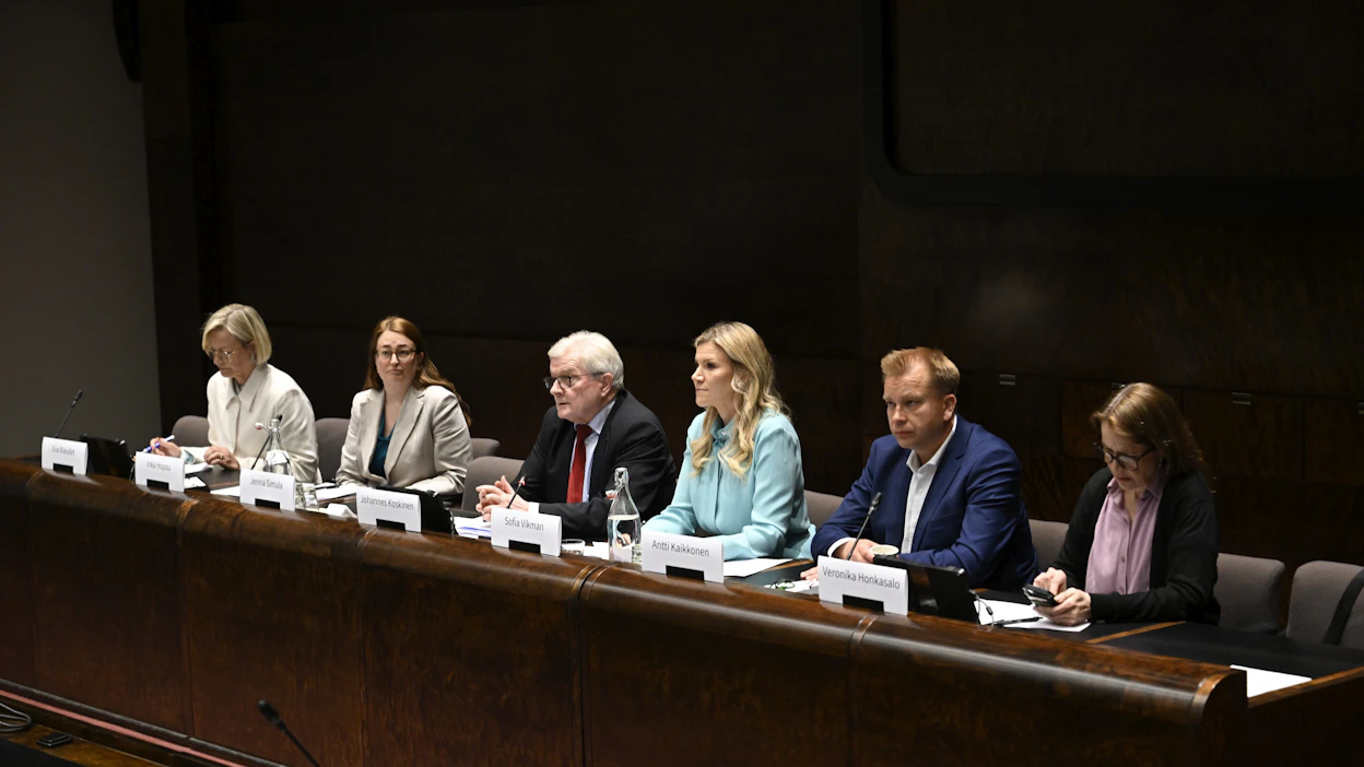 Oppositiopuolueista SDP ja vihreät jättivät asiasta valiokunnan mietintöön yhteisen vastalauseen ja vasemmistoliitto omansa. Ulkoasiainvaliokunta piti tiedotustilaisuuden Helsingissä keskiviikkona. LEHTIKUVA.