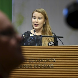 Vihreiden puheenjohtajan sijainen Iiris Suomela vihreiden puoluevaltuuskunnan kokouksessa Helsingissä. LEHTIKUVA / Heikki Saukkomaa. 