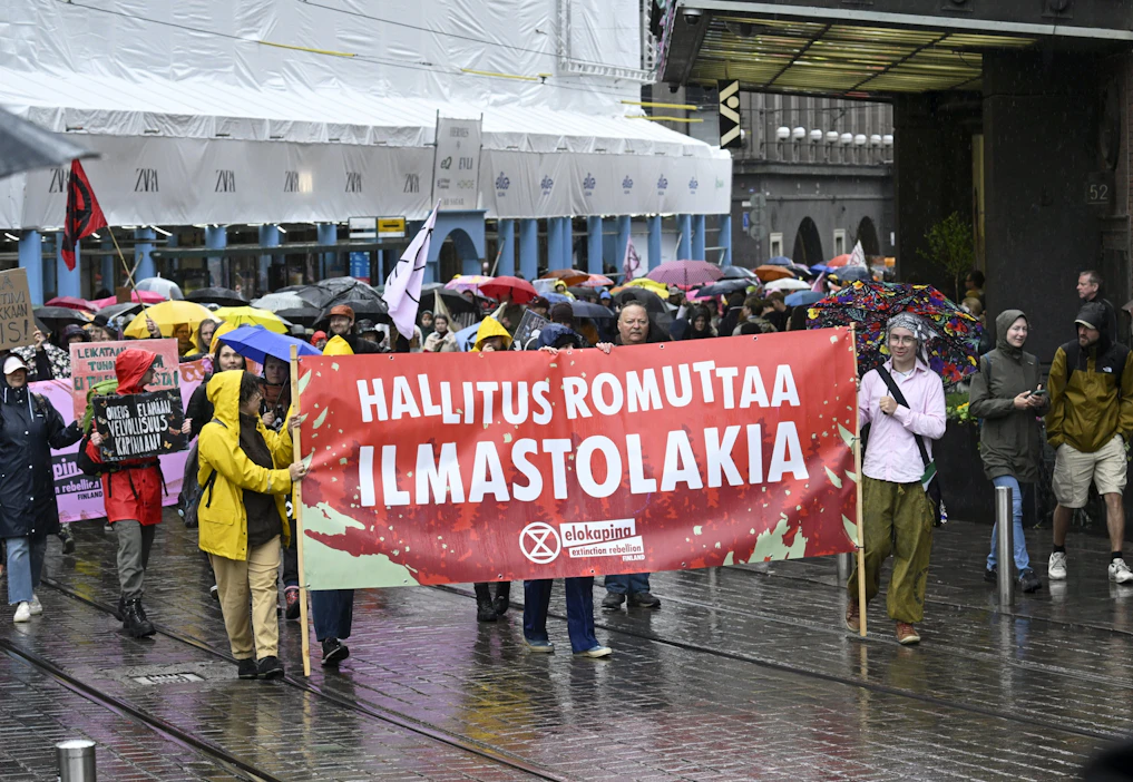 Elokapina on ilmoittanut tavoitteekseen luoda painetta poliittiselle järjestelmälle toimia tehokkaammin ilmastokriisin ratkaisemiseksi haastamalla poliisin kiinniottoresursseja. LEHTIKUVA / Markku Ulander.