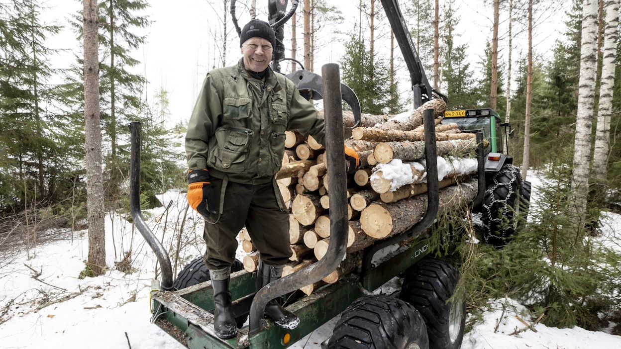Männylle istutetun pellon laatuharvennuksessa poistetaan huonolaatuisimpia mäntyjä ja suositaan muita puulajeja, Matti Äijö kertoo.