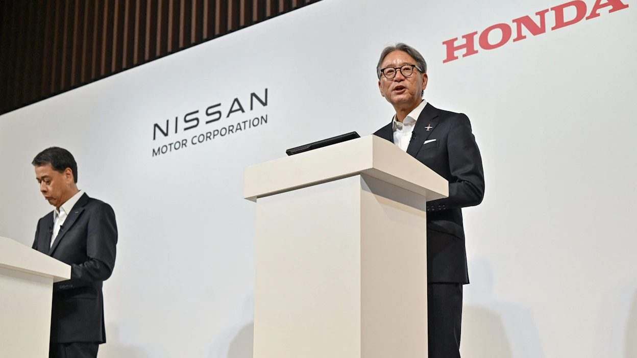 Arkistokuvassa Nissanin toimitusjohtaja Makoto Uchida (vas.) ja Hondan toimitusjohtaja Toshihiro Mibe. LEHTIKUVA/AFP.