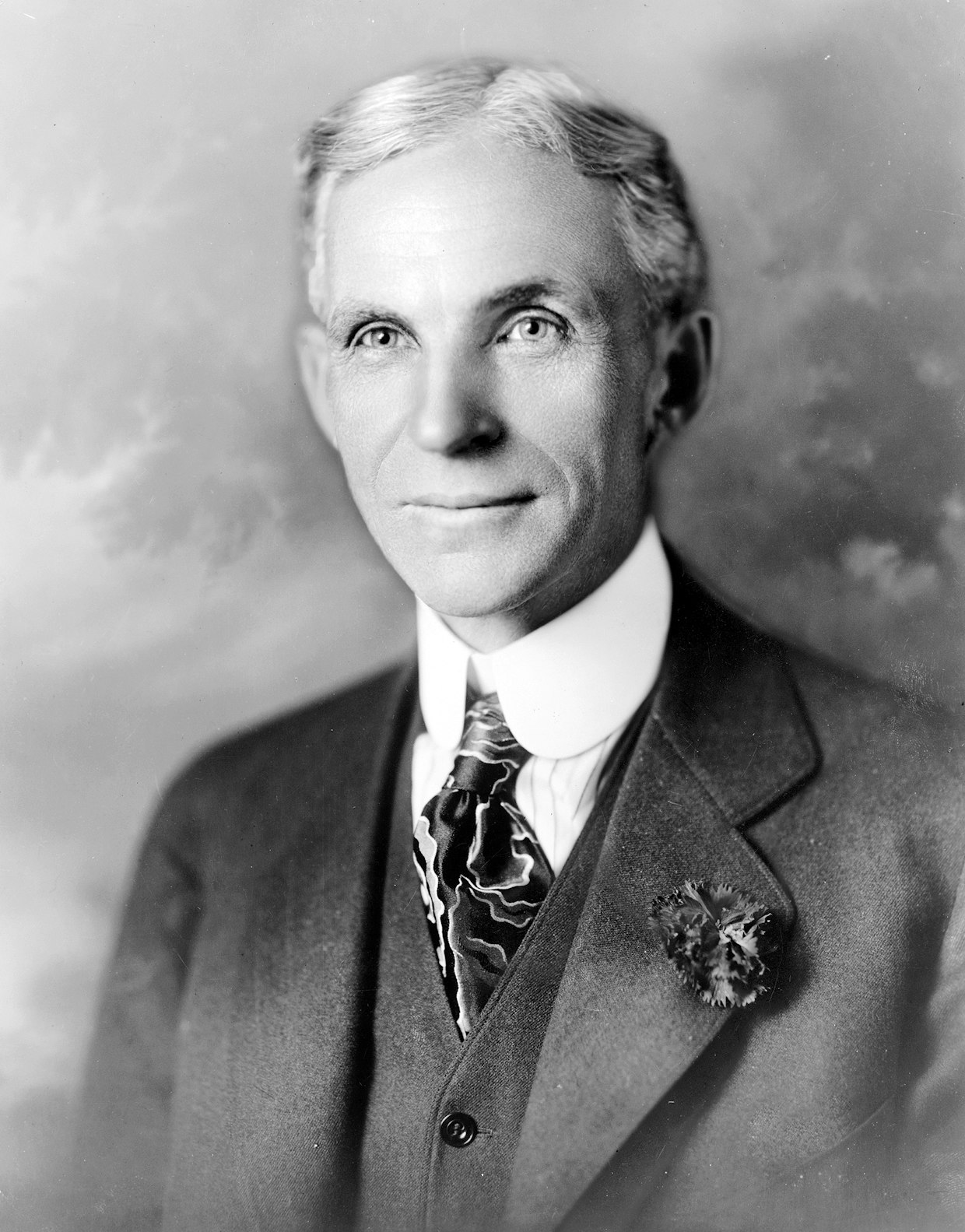 Henry Ford (1863-1947) nosti liikenteen ja maatalouden lopullisesti pyörien päälle. Fordin aloittaman massatuotannon avulla hinnat saatiin niin alhaisiksi, että auton tai traktorin ostajan ei tarvinnut enää olla upporikas. Asiakasystävällinen hinnoittelu kävi lopulta hyvin kalliiksi, mutta syntyperältään irlantilainen jääräpää pysyi periaatteissaan.