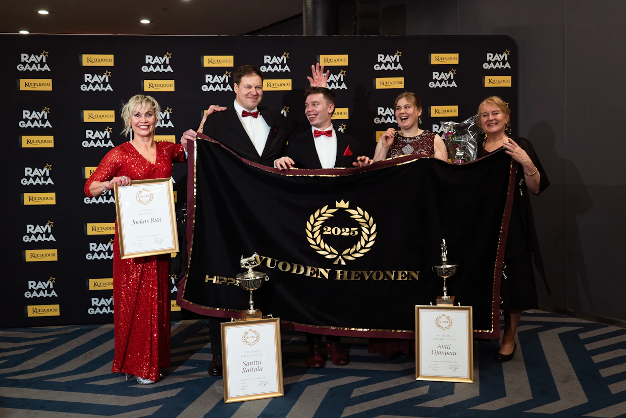 Jockas Ritan jättipottia Ravigaalassa juhlivat vasemmalta Eija Kinnunen, Antti Ojanperä, Santtu Raitala, Anniina Pekonen ja Anne Kinnunen.