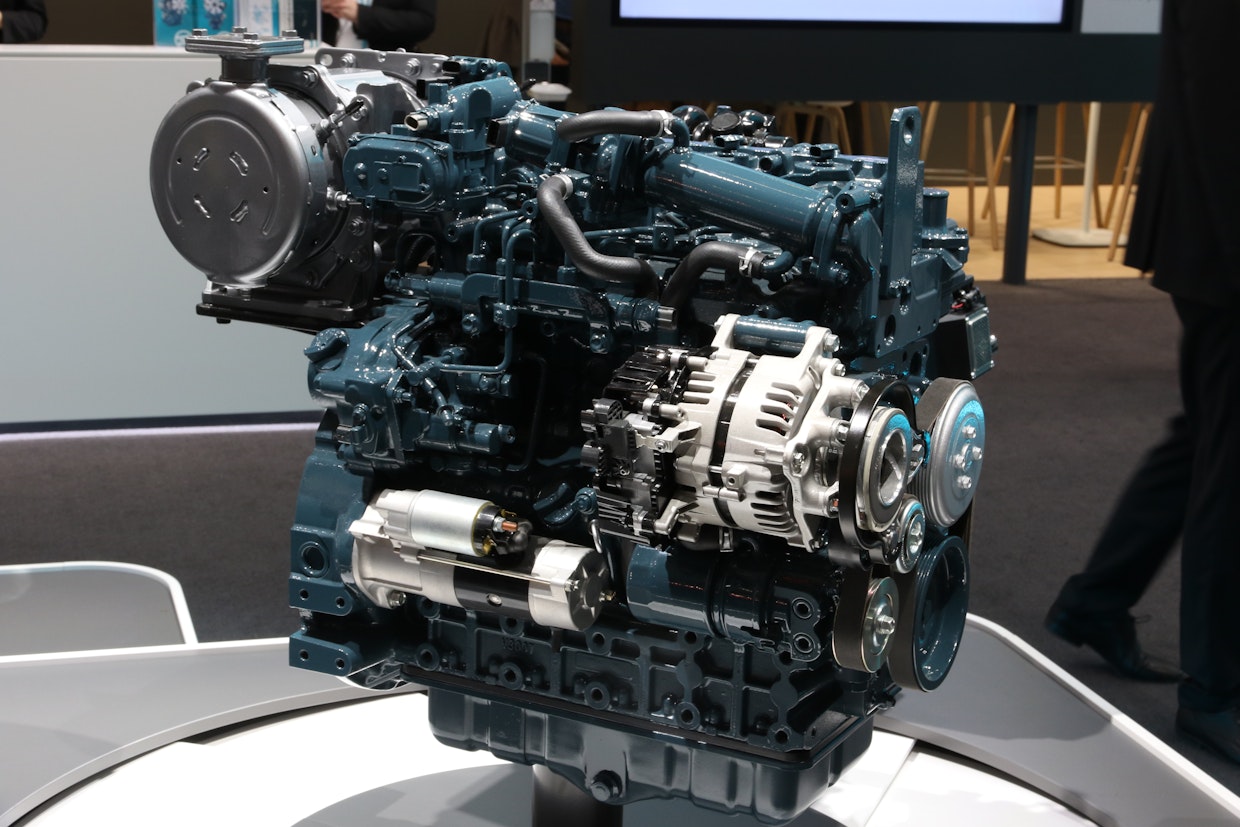 Kubota V3307 Micro Hybrid -ratkaisussa on sähkömoottori laturin yhteydessä, jolla 55 kW:n 4-sylinteriselle dieselille voidaan antaa 10 kW lisäteho moniurahihnan välityksellä. Moottorin fyysinen koko ei ole juuri kasvanut sähkömoottorista huolimatta. Päästönormeissa selvitään näin alle 56 kW teholuokan ratkaisuilla.