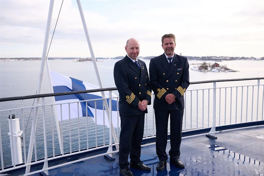 Viking XPRS:n kapteenit Stefan Karell ja Stefan Dahlström osallistuivat perälipun vaihtosermoniaan.