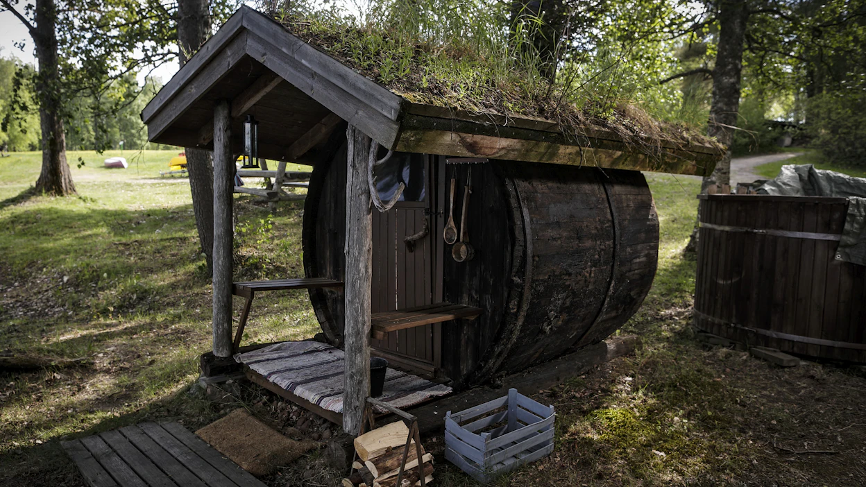 Suomalainen sauna ajoi arkikäytössä samaa asiaa kuin roomalaisten maineikkaat kylpylät, eli termit. Myös saunadiplomatialla on esikuvansa antiikissa. Kuvassa Suomen vanhin tynnyrisauna Jämsästä.
