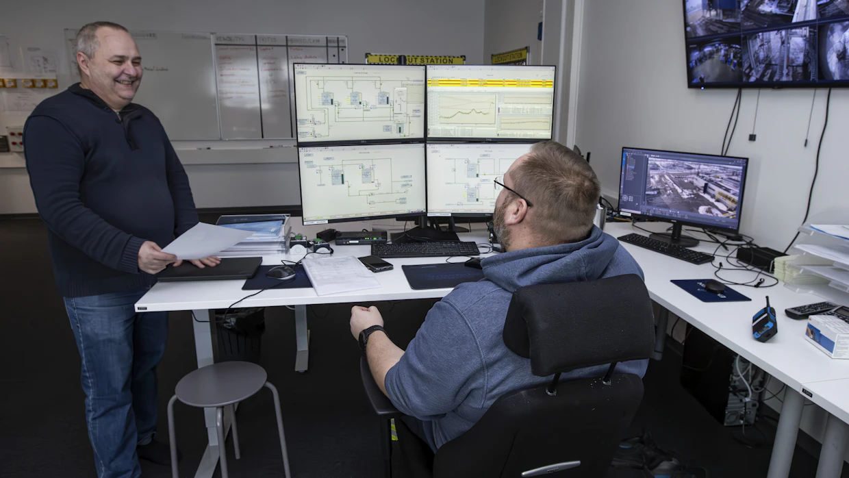 Fintoilin tuotantojohtaja Timo Saarenko ja valvomon vuorovastaava Janne Sakki varmistavat, että laitos toimii ympäri vuorokauden vuoden jokaisena päivänä.