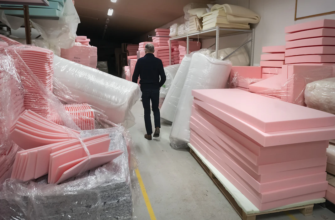 MT vieraili Hakolan huonekalutehtaalla keväällä 2020. Kuva sohvatehtaan pehmustevarastosta.