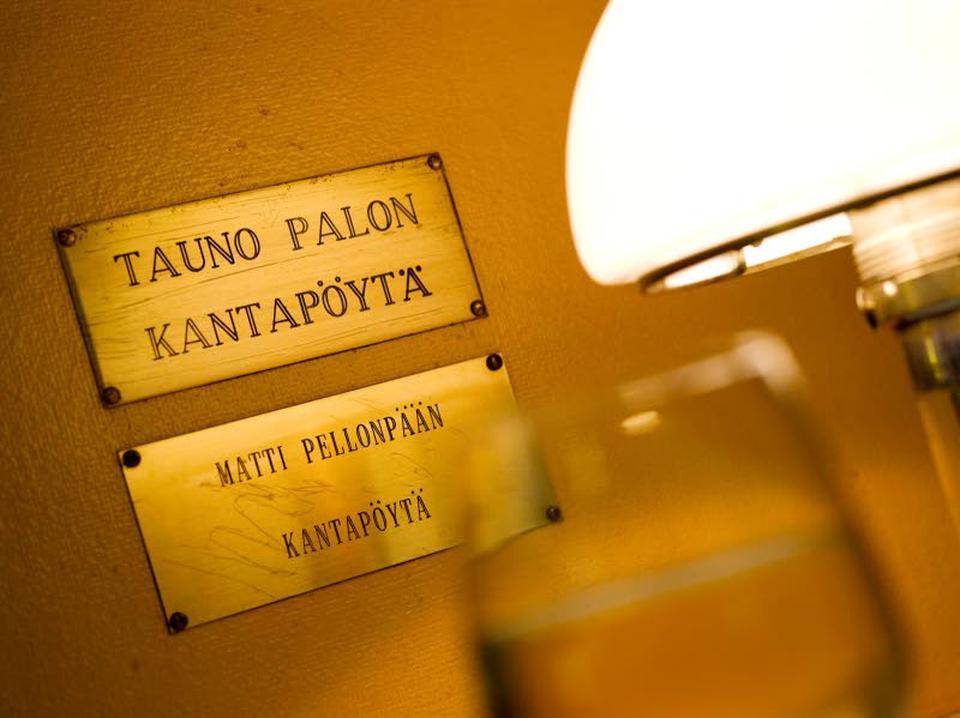 Eliten taiteilijapöydässä on istunut suuria suomalaisia henkilöitä.