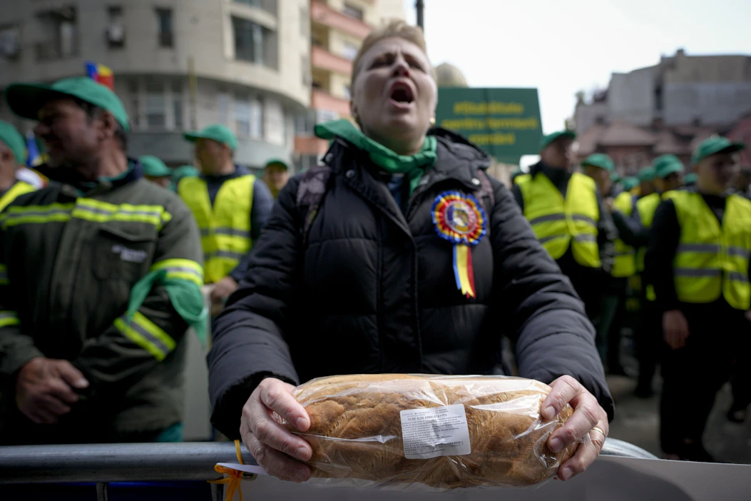 Romanialaiset viljelijät osoittivat 7. huhtikuuta EU-komission Bukarestin toimiston edessä mieltään, koska maahan tuleva halpa ukrainalainen vehnä on romahduttanut tuottajahinnat.