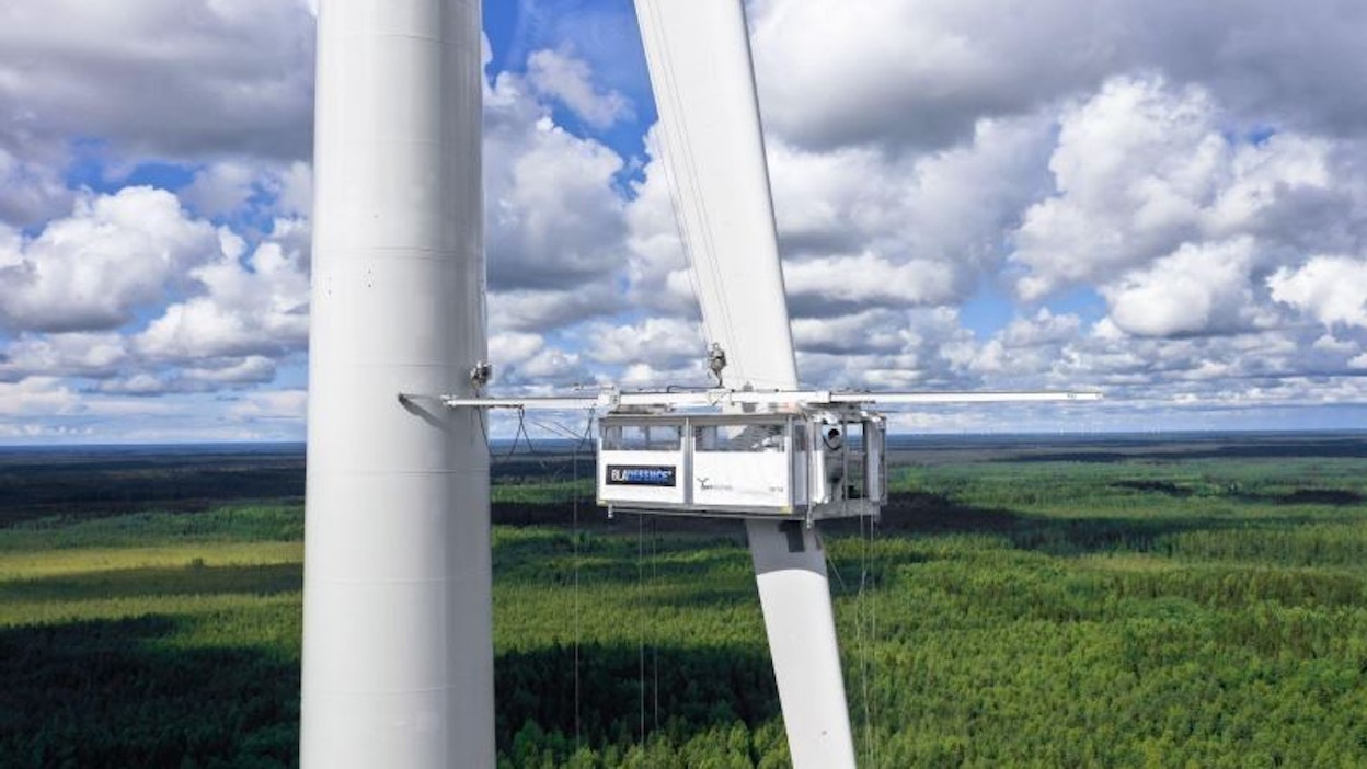 Bladefencen teknikot tekevät lapojen rakenteellisia korjauksia nostokelkasta Raahessa, jossa tuulipuiston sähköntuotanto on 68 MW koostuen 12 kappaleen voimalasta. Yksittäisen voimalan napakorkeus on noin 159 metriä. Tuulivoimalan lapa painaa yli kymmenen tonnia ja pituutta on yli 81,5 metriä.