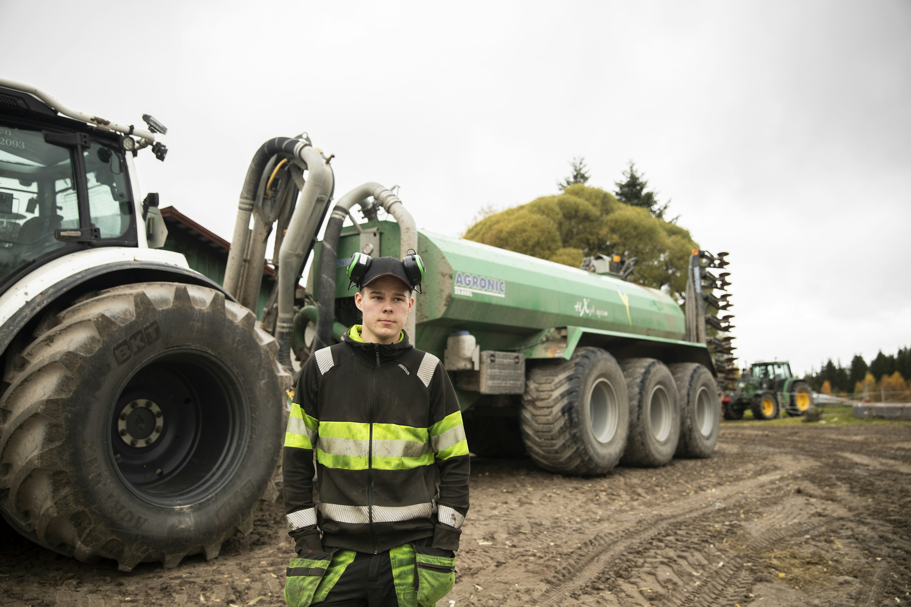 Lietevaunu on toisen tilan kanssa yhteinen. ”Puolella hinnalla tästä sai paljon paremman kuin samalla summalla olisi saanut yksin hankittua. Tällä ainakin ehtii hyvin hoitaa kahden tilan levitykset”, Jyry Kosonen kertoo.