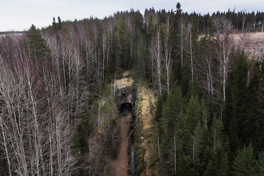 Pönttövuoren vanha rautatietunneli sijaitsee Laukaan kunnassa Keski-Suomessa.