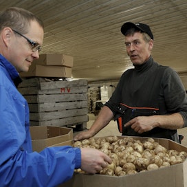 Suomalainen ruuantuotanto on noussut arvoon arvaamattomaan, kun maailmassa siirrytään kriisistä toiseen. Tero Nousiainen ja Jukka Sariola tarkastelevat perunasatoa vuonna 2016.