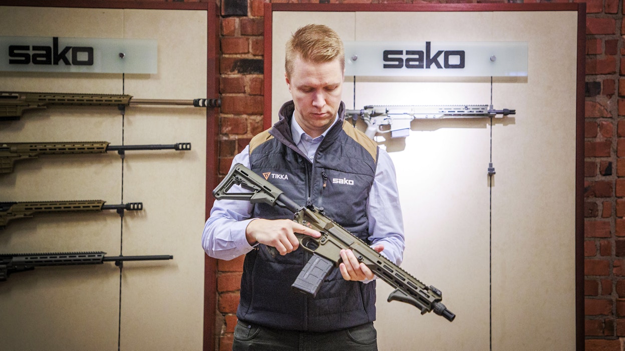 Sakon tuotekehitysjohtaja Miikka Tamminen esittelee uutta, Nato-yhteensopivaa ARG-sarjan kivääriä.