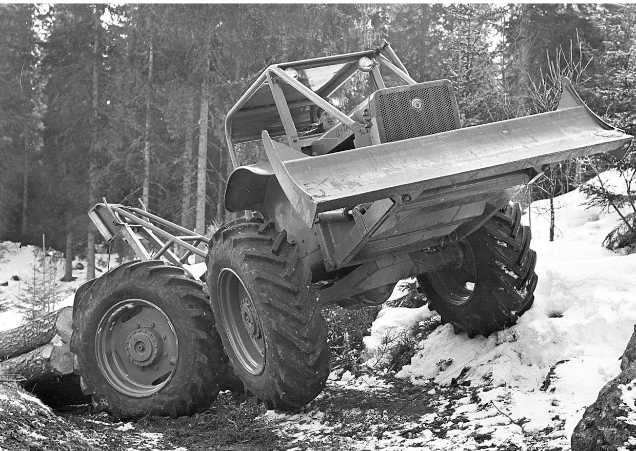 Maataloustraktoreissa runko-ohjaus yleistyi hitaasti, mutta metsäkonepuolella sitäkin nopeammin. Hyvin suuri osa Pohjois-Amerikan puista kuljetettiin jo 1960-luvun alussa varastopaikoille 4-vetoisilla juontotraktoreilla, eli skiddereillä. Kuvassa Tree Farmerin lisenssillä eurooppalaisista osista koottu ruotsalainen Kockum KL-820. 