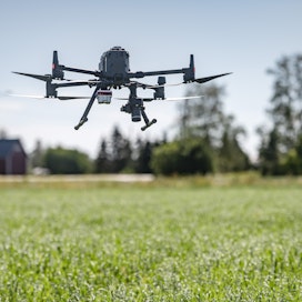 Droneja voi hyödyntää maatiloilla tiedonkerääjinä.