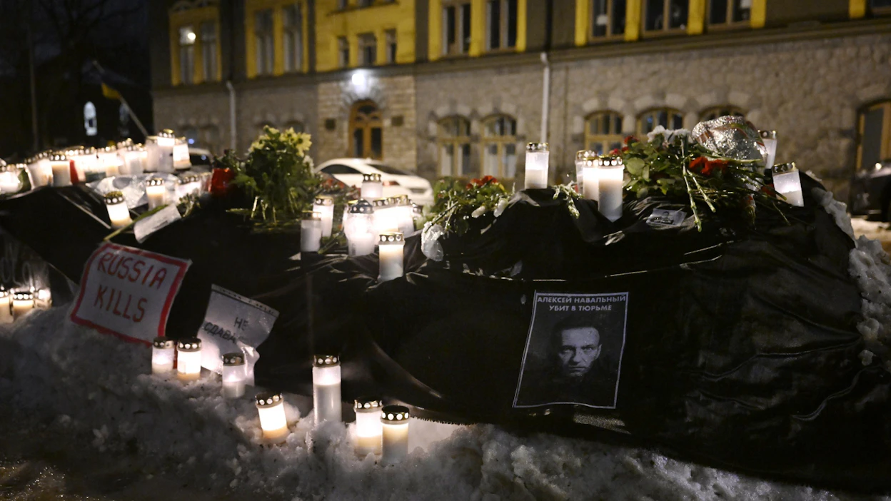 Navalnyi, 47, kuoli vankeudessa Siperiassa venäläisviranomaisten mukaan perjantaiaamuna. Kuvassa kynttilöitä Venäjän suurlähetystön ulkopuolella Helsingissä perjantaina illalla. LEHTIKUVA / EMMI KORHONEN.