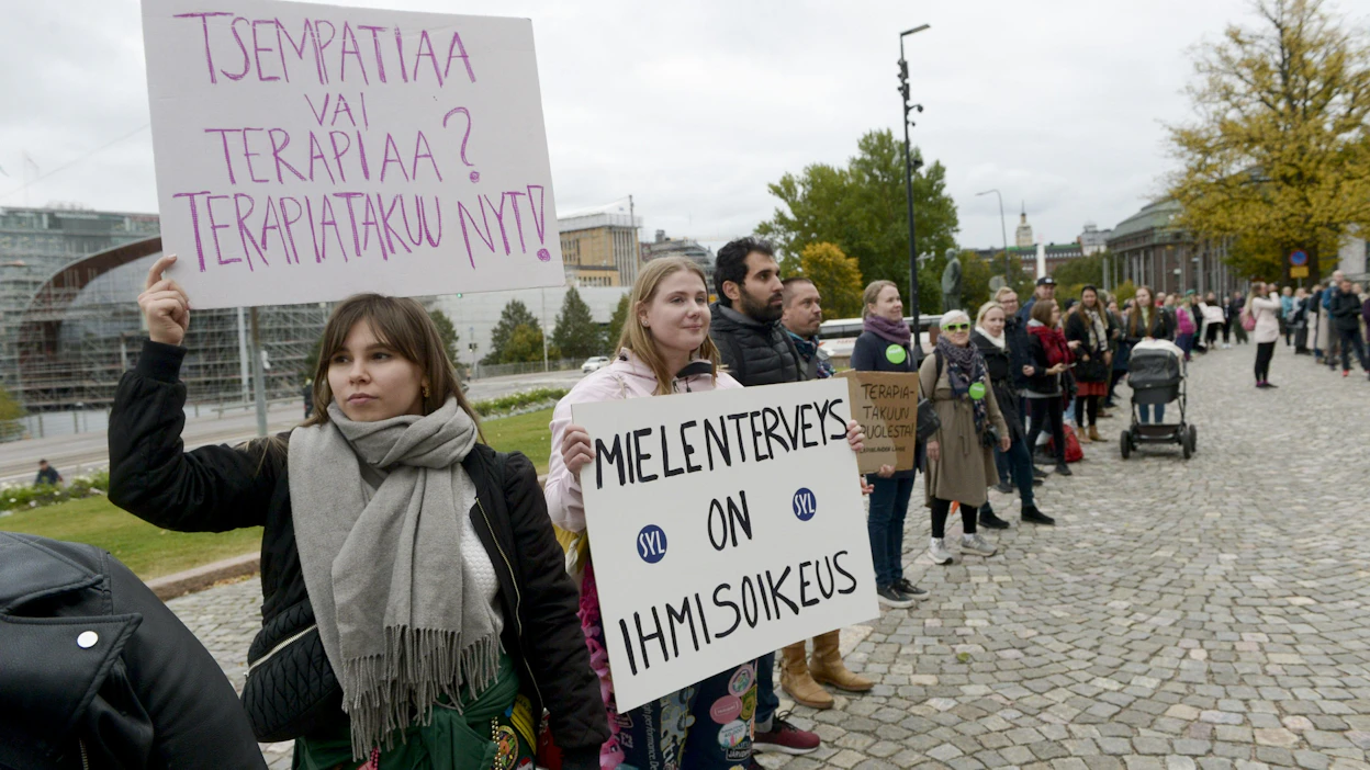 Heikentyneen mielenterveyden kustannukset olivat OECD:n muutaman vuoden takaisessa arviossa Suomessa noin yksitoista miljardia euroa vuodessa. Mielenosoittajia eduskuntatalon edessä syyskuussa 2022.