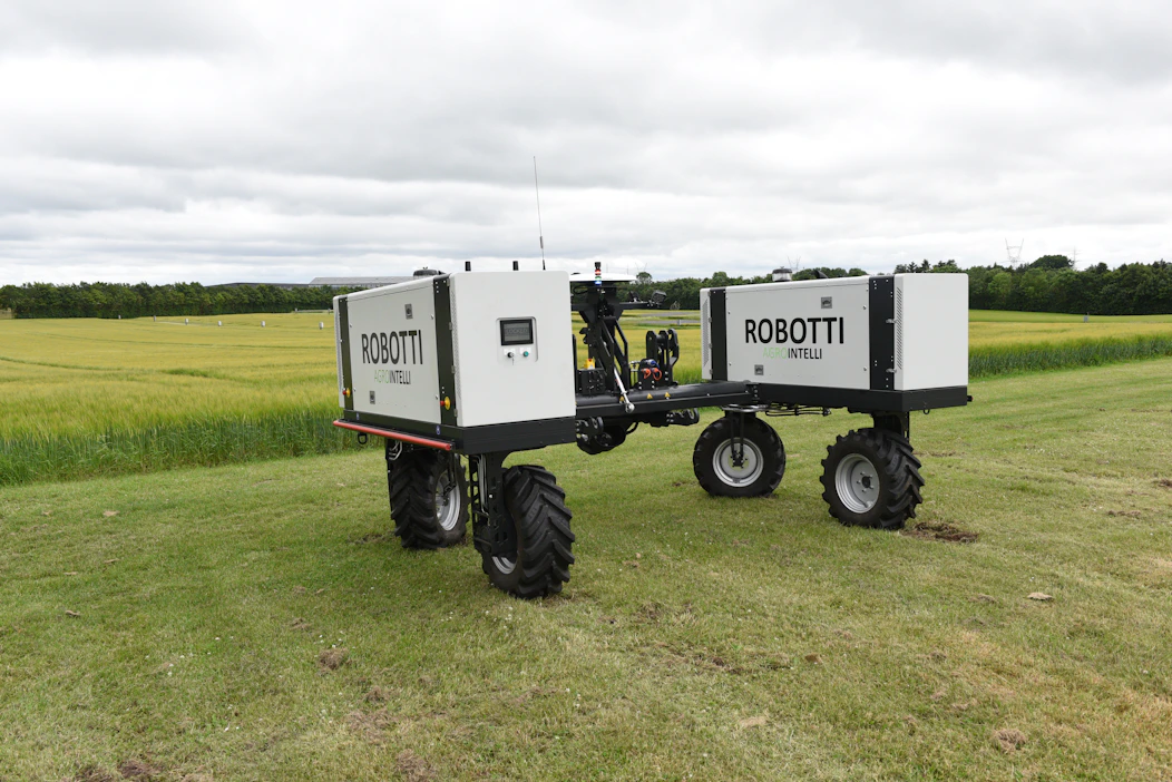 Agrointellin robotissa on kaksi Kubotan polttomoottoria ja 150 hevosvoimaa. Paikannusjärjestelmän tarkkuus on puoli senttiä. Robotin hinta ilman työkoneita on noin 170 000 euroa.