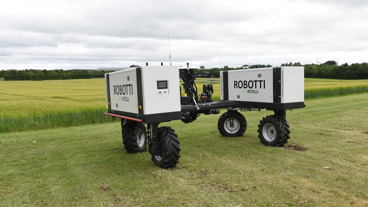 Agrointellin robotissa on kaksi Kubotan polttomoottoria ja 150 hevosvoimaa. Paikannusjärjestelmän tarkkuus on puoli senttiä. Robotin hinta ilman työkoneita on noin 170 000 euroa. 