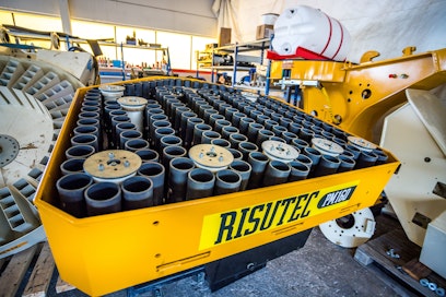 Kaupan kohteena olevat metsän istutuslaitteet ovat räätälöitävissä asiakkaan toimintaolosuhteisiin. Kuvassa Risutecin istutuskoneen taimikasetti.