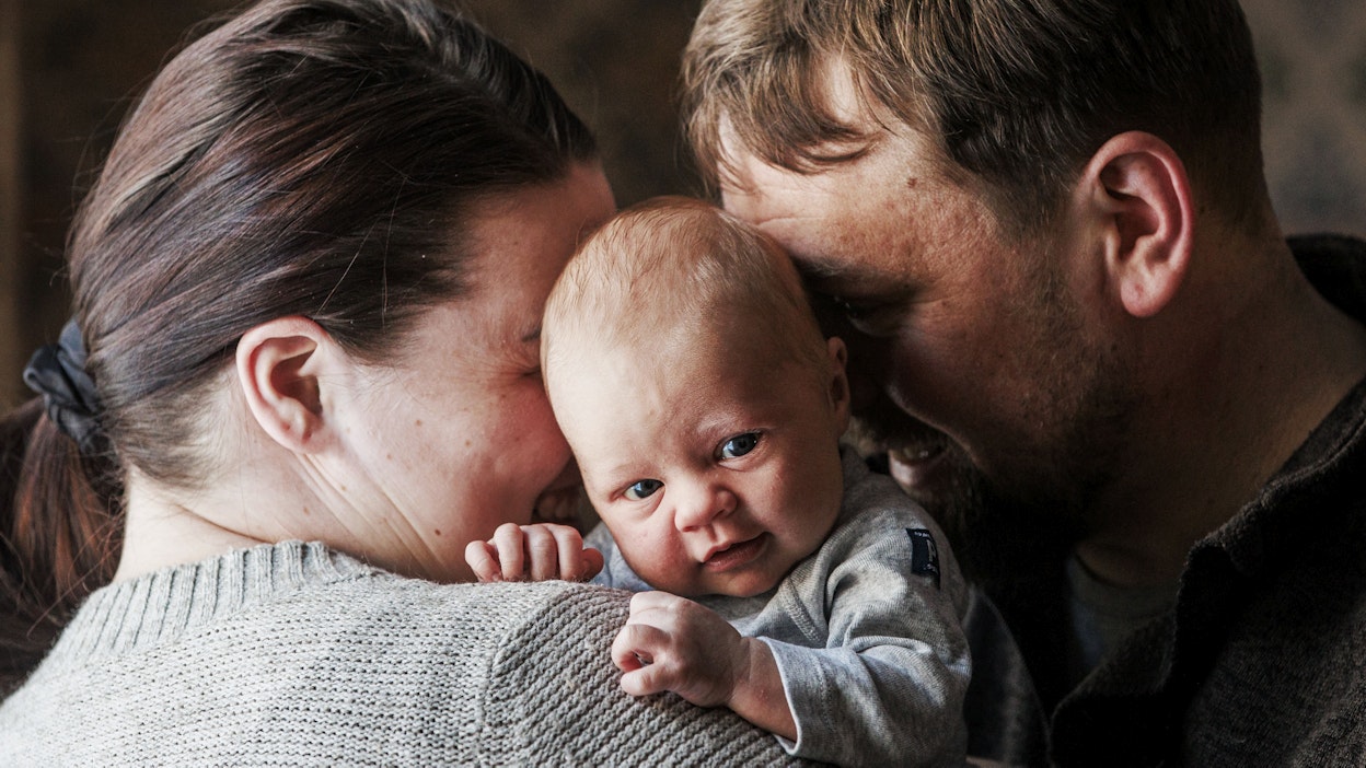 Vauva Suttisella on kuvassa ikää 2 viikkoa ja 6 päivää.