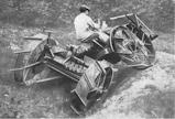 Ensimmäisen menestyneen runko-ohjauksisen nelivetotraktorin kehitti italialainen Ugo Pavesi vuonna 1918. Nerokkaan mekaanisen ohjausjärjestelmän ansiosta etu- ja takavaunun kallistusero saattoi suurimmillaan olla 70 astetta, mikä takasi kaikkien pyörien maakosketuksen hyvinkin epätasaisessa maastossa. Pavesi selvisi jopa 75 % noususta. kuva 