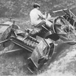 Ensimmäisen menestyneen runko-ohjauksisen nelivetotraktorin kehitti italialainen Ugo Pavesi vuonna 1918. Nerokkaan mekaanisen ohjausjärjestelmän ansiosta etu- ja takavaunun kallistusero saattoi suurimmillaan olla 70 astetta, mikä takasi kaikkien pyörien maakosketuksen hyvinkin epätasaisessa maastossa. Pavesi selvisi jopa 75 % noususta. kuva