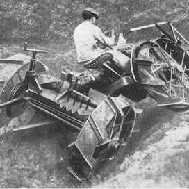 Ensimmäisen menestyneen runko-ohjauksisen nelivetotraktorin kehitti italialainen Ugo Pavesi vuonna 1918. Nerokkaan mekaanisen ohjausjärjestelmän ansiosta etu- ja takavaunun kallistusero saattoi suurimmillaan olla 70 astetta, mikä takasi kaikkien pyörien maakosketuksen hyvinkin epätasaisessa maastossa. Pavesi selvisi jopa 75 % noususta. kuva 