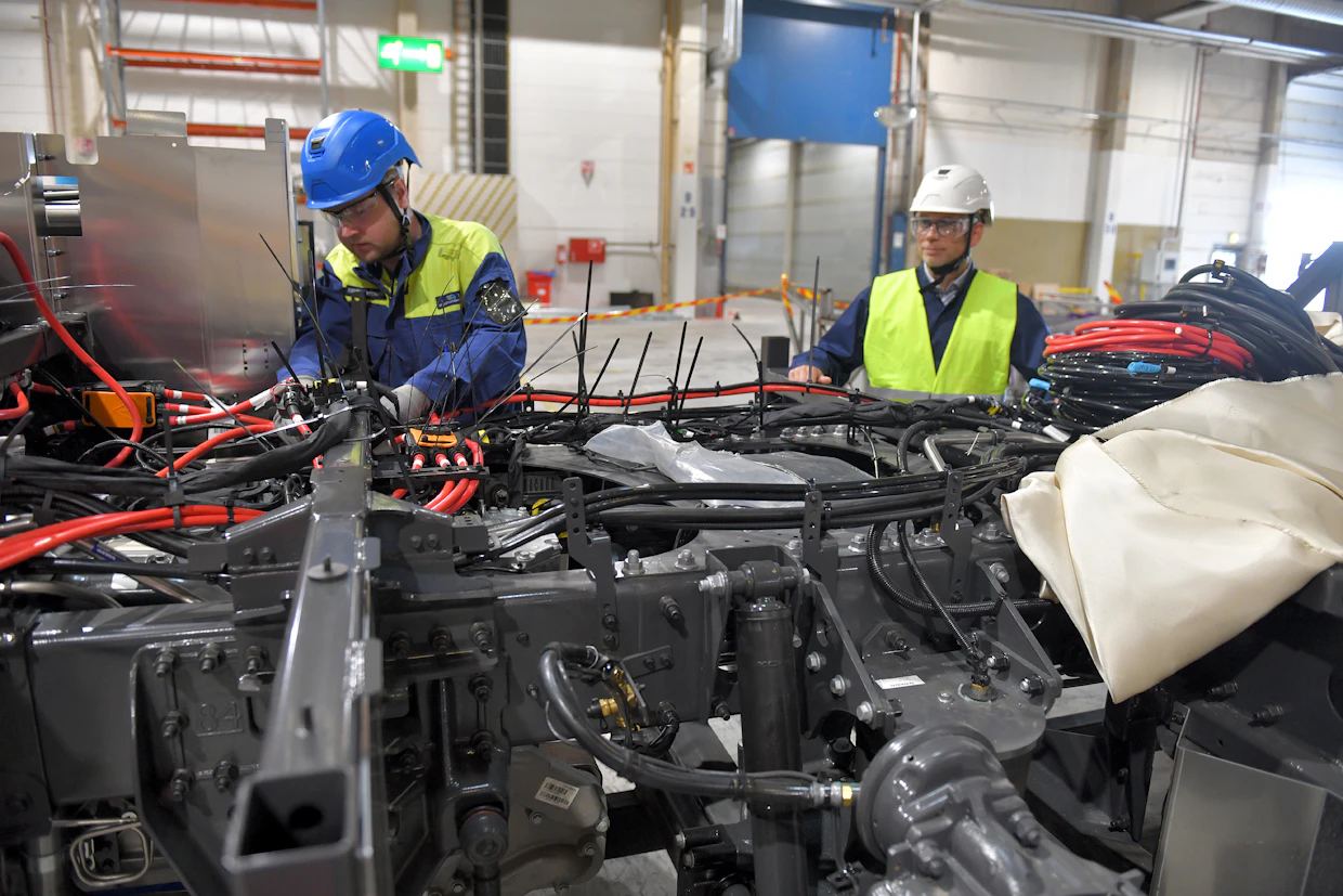 Hyviä työllisyysuutisia on saatu muiden muassa Uudestakaupungista. Eemeli Miettinen (vas.) ja tuotanto- ja teknologiajohtaja Sami Linden tutkimassa Valmetin Automotiven tehtaalla valmistettavan linja-auton alustaa.