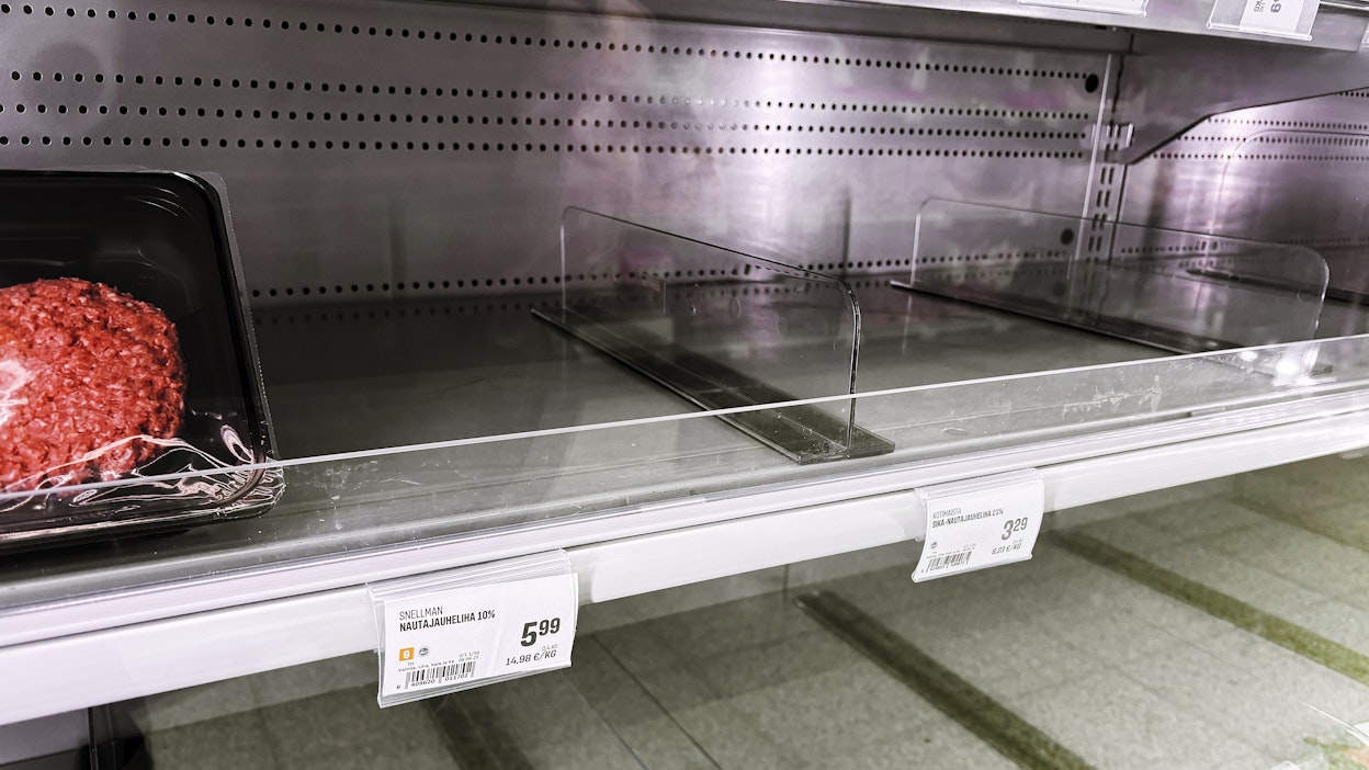 Tyhjiä jauhelihahyllyjä Paratiisinmäen Salessa Porissa maanantaina.
