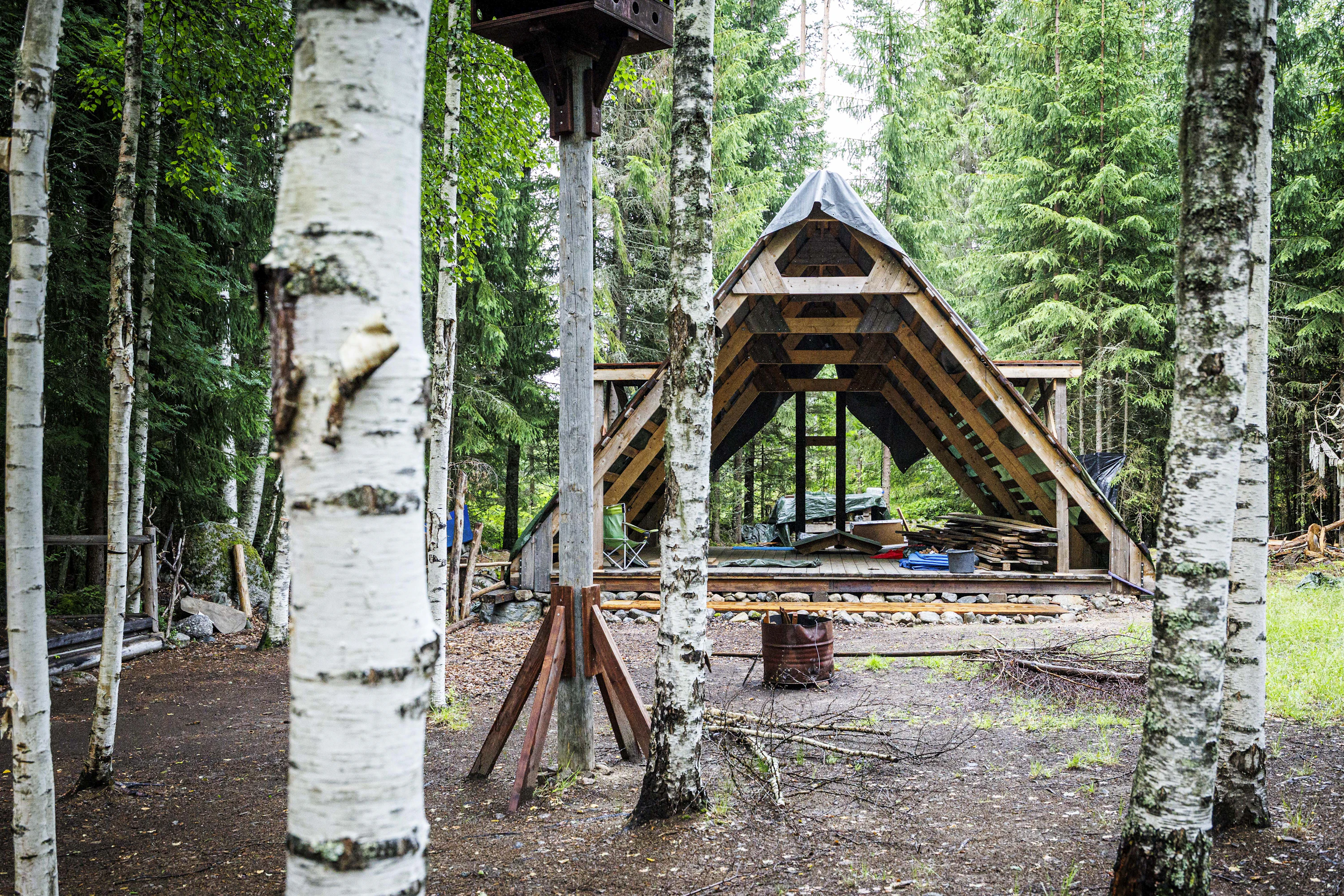 Kosmos-festivaaleja rakennetaan metsässä vapaaehtoisvoimin viikkokausia. Aiemmin koristeina festivaaleilla käytettiin enemmän fluorokangasta ja uv-maalia. ”Nykyään näkee enemmän luonnontaidetta ja orgaanista kampetta.”