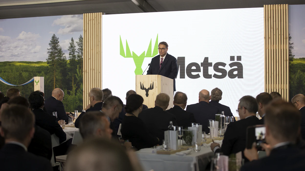Metsä Groupin Rauman saha vihittiin käyttöön toissa viikolla. Pääjohtaja Ilkka Hämälä sanoi puheessaan tehtaan olevan suomalaisen osaamisen taidon- ja voimannäyte.