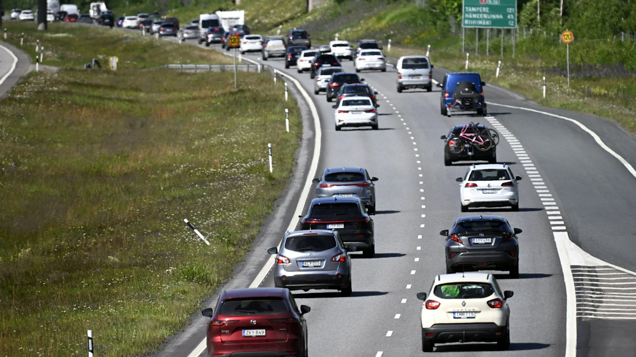 Automäärien odotetaan olevan aattona pääteillä selvästi pienempiä kuin ne tavallisena perjantaina olisivat. Tiet ovat myös juhannuksen vilkkainta liikennepäivää torstaita hiljaisemmat. LEHTIKUVA / Vesa Moilanen.