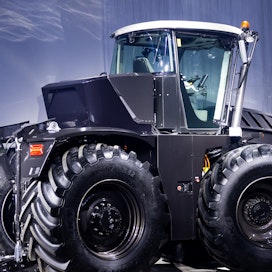 Auga M1 -traktorin tehoksi kerrotaan 400 hevosvoimaa. Voimansiirto on sähköinen, käyttövoima sähkömoottoreille tuotetaan metaania polttoaineenaan käyttävällä moottorilla. 
