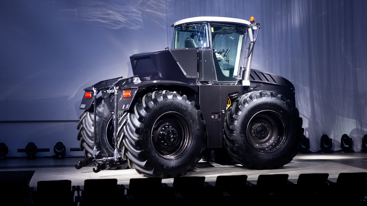 Auga M1 -traktorin tehoksi kerrotaan 400 hevosvoimaa. Voimansiirto on sähköinen, käyttövoima sähkömoottoreille tuotetaan metaania polttoaineenaan käyttävällä moottorilla. 