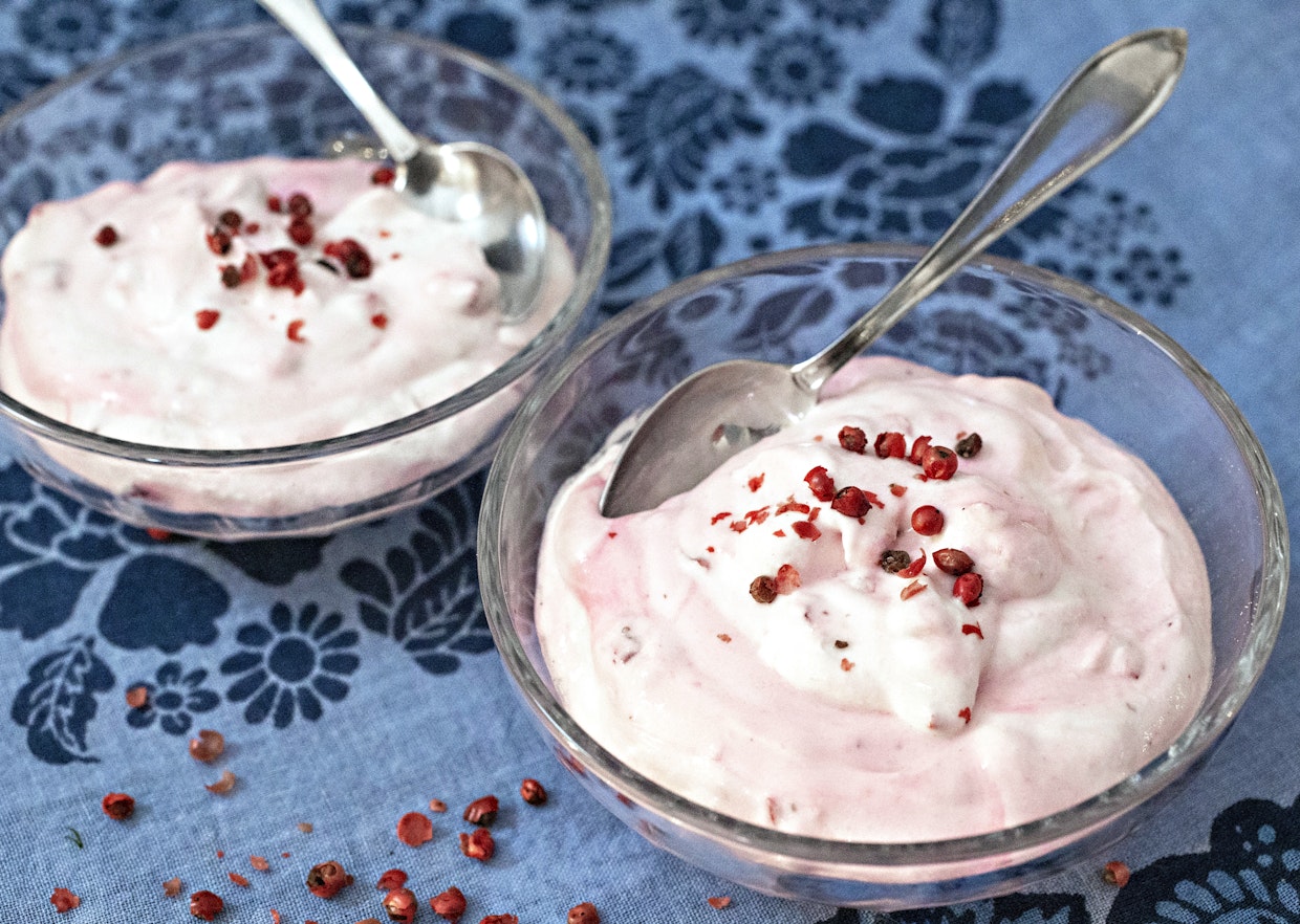 Rahkan täyteläinen maku sopii monen muun maun kylkeen. Tässä herkussa marjarahka on saanut pinnalleen roseepippureita.