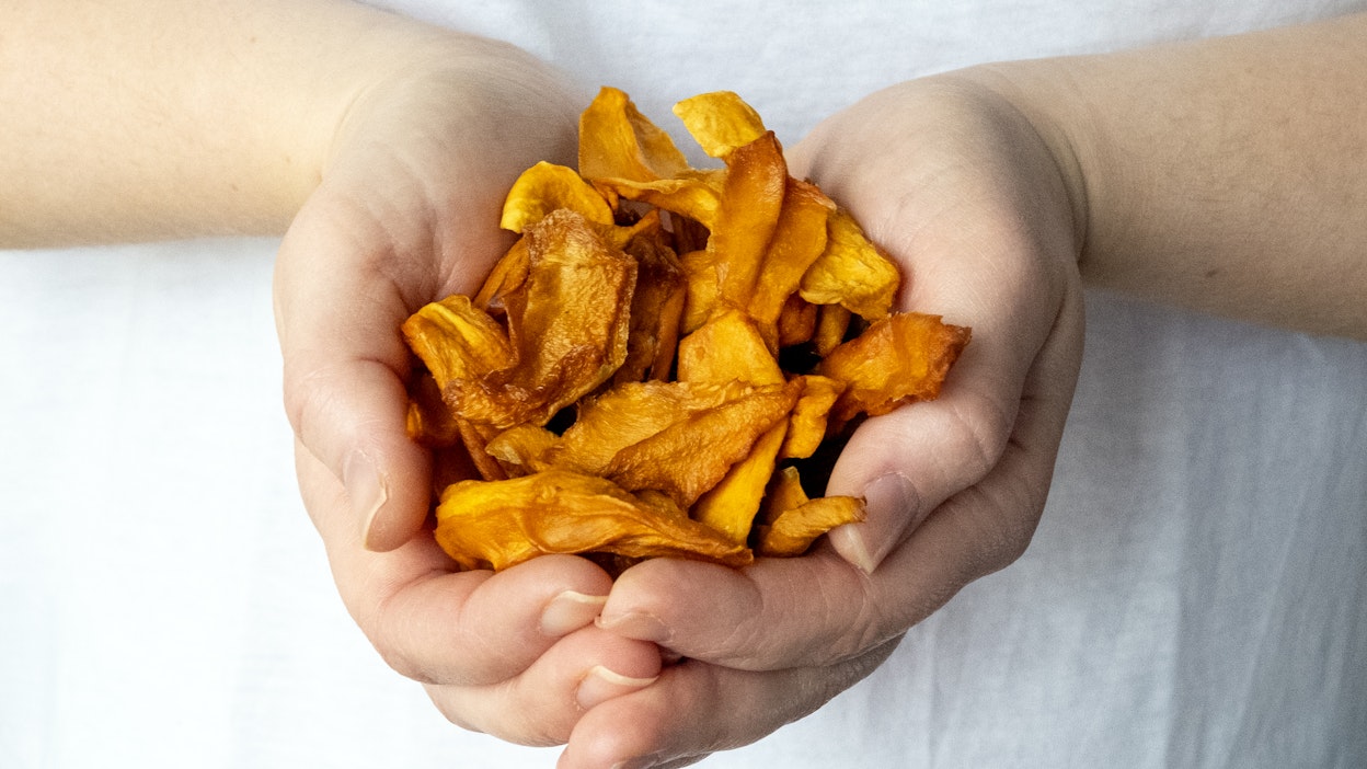 100 grammaan kuivattua mangoa tarvitaan taas 500–700 grammaa tuoretta mangoa.