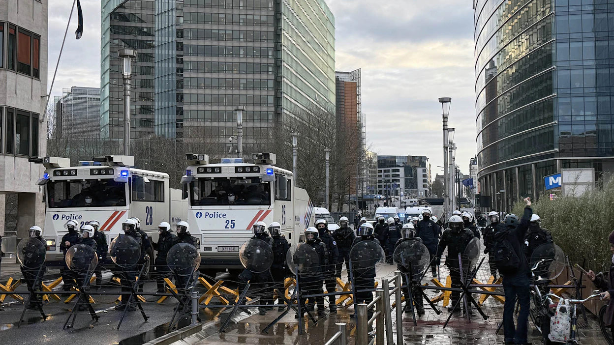Poliisi ei päästänyt mieltään osoittavia viljelijöitä lähelle EU-komission ja jäsenmaiden Eurooppa-neuvoston rakennuksia Brysselissä.