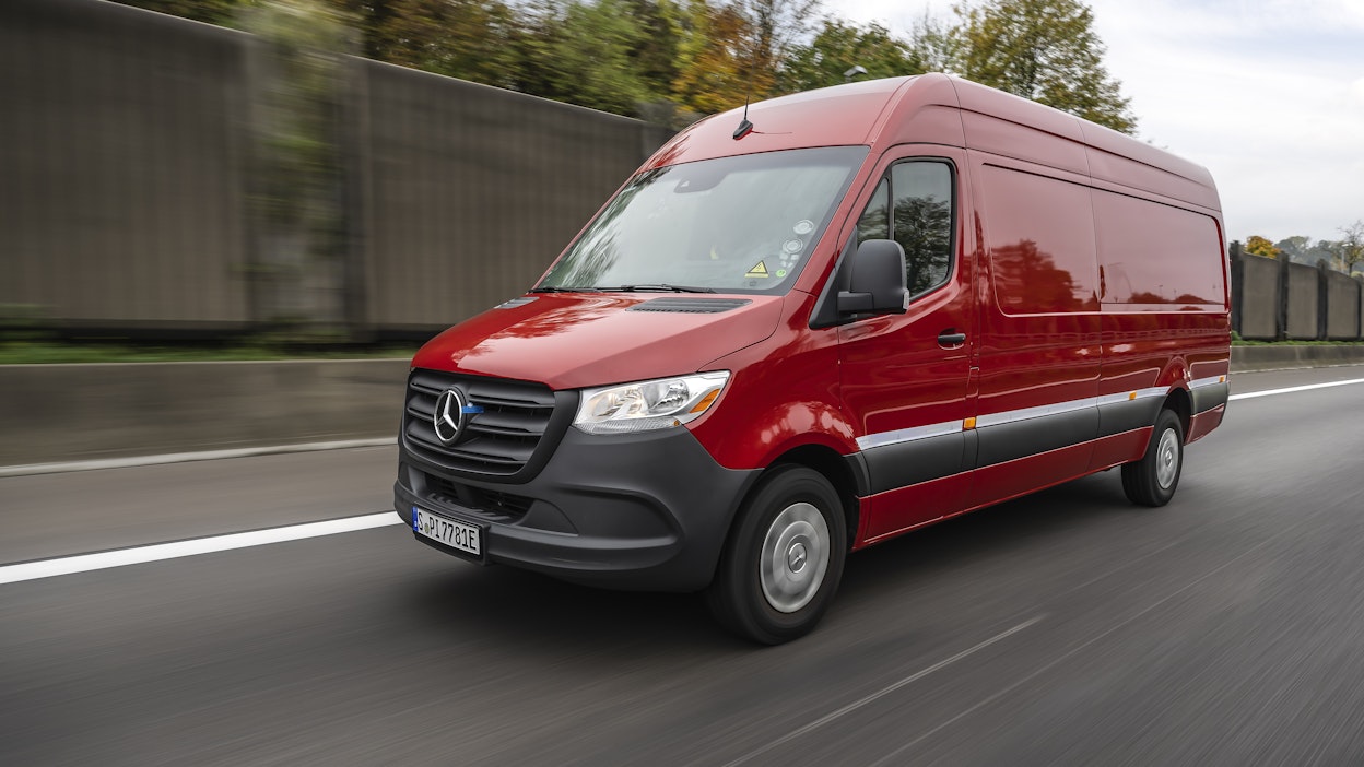 Uuden sukupolven täyssähköinen eSprinter on päässyt viimeistelytestivaiheeseen ennen ensi vuonna tapahtuvaa lanseerausta ja tuotannon aloitusta. Yksityiskohtaisempia tietoja on luvassa maailman esittelyn yhteydessä, mikä arvioiden mukaan tapahtuu huhtikuussa 2023.