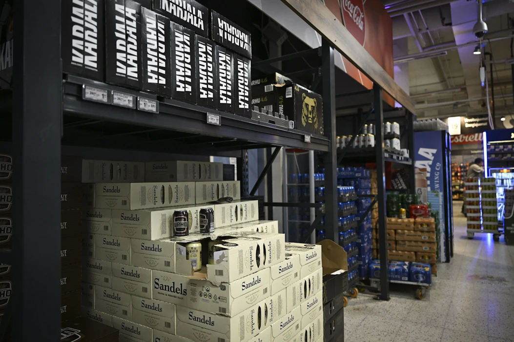 Olutta myynnissä Helsingissä. Sunnuntaina alkava lakko koskee noin tuhatta Hartwallin, Olvin ja Sinebrychoffin panimotyöntekijää. LEHTIKUVA / Emmi Korhonen.