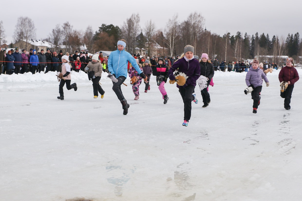 Jääraveissa oli viime kerralla myös keppihevoslähtö.