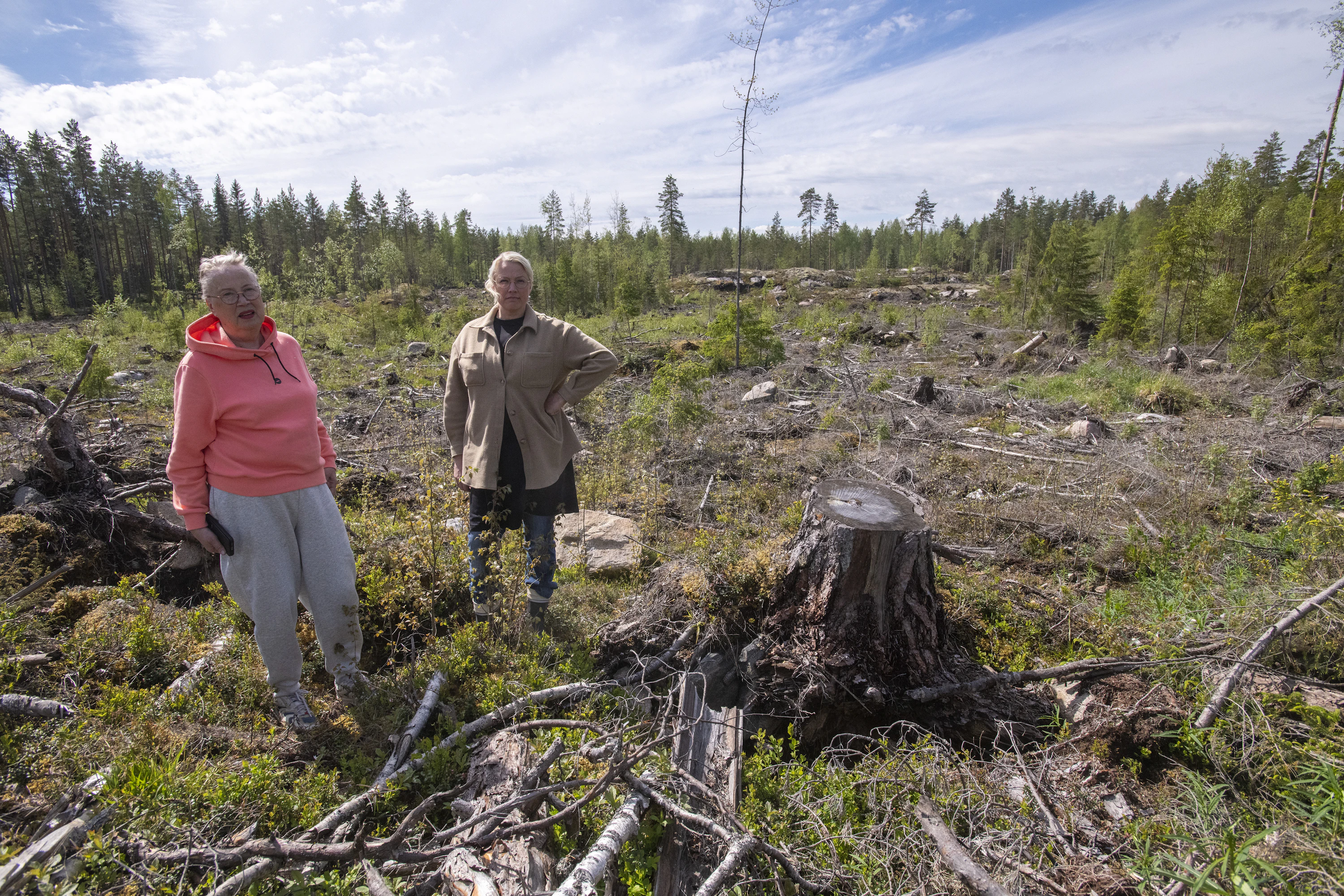 Eila (vasemmalla) ja Leena Roskala saivat tapahtumapäivänä nopeasti tiedon myrskytuhosta. Tilalle tulossa ollut sora-auton kuljettaja soitti, että tie on poikki.
