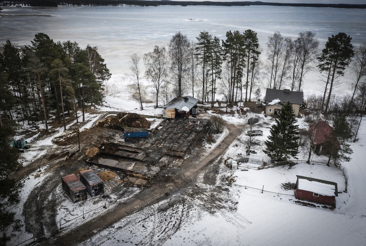Tuhoutuneen vanhan navetan raivaustyöt on saatu valmiiksi. Hallinnollisessa byrokratiassa riittää vielä kosolti työsarkaa.
