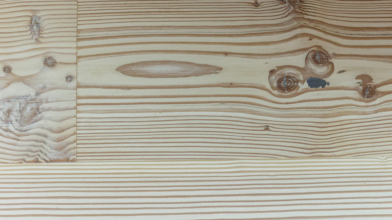 Douglaskuusi on puuaineeltaan punertavaa, mutta sen voi käsitellä haluamansa sävyiseksi. Nimestään huolimatta se ei ole erityisen läheistä sukua kuuselle (Picea abies).