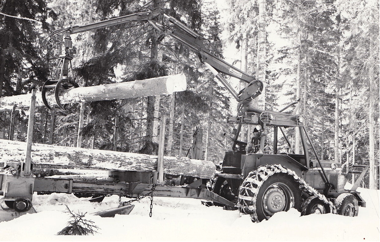 Ruotsalaisen Cran AB:n tekemä Vindel Björn oli ensimmäisiä hydraulisia kourakuormaimia, joka voitiin asentaa vahvistetun turvaohjaamon katolle. Maahantuonti alkoi 1964. Kourakuormain helpotti varsinkin pinotavaran lastausta, johon ei aiemmin ollut kovin käteviä koneellisia menetelmiä. Korkeakin kuorma syntyi vaivattomasti, mutta traktorilla piti päästä puiden vierelle.